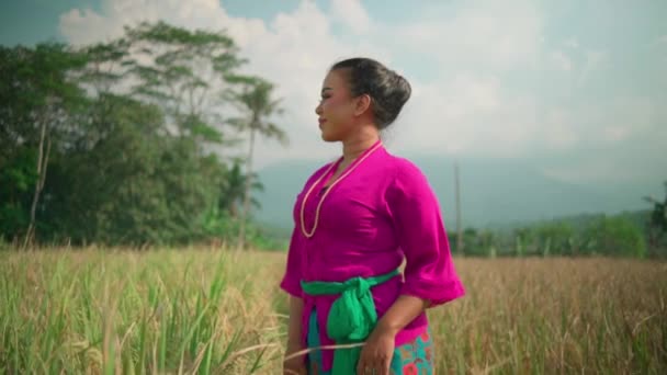 Μια Ασιάτισσα Απολαμβάνει Θέα Ενώ Μαζεύει Χωράφι Ρύζι Ένα Ροζ — Αρχείο Βίντεο