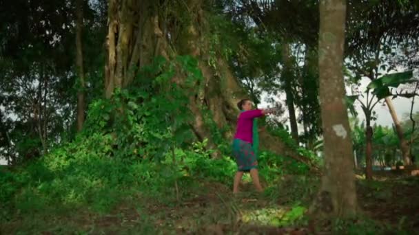 Seorang Wanita Bali Dalam Gaun Merah Muda Dan Rok Hijau — Stok Video