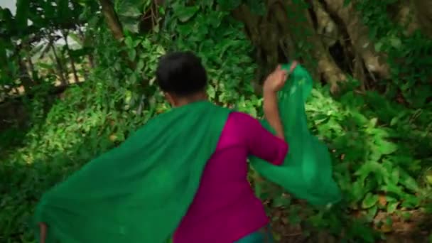 Balinesisk Kvinna Rosa Klänning Och Grön Kjol Dansar Med Grön — Stockvideo