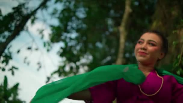 Balilainen Nainen Vaaleanpunainen Mekko Vihreä Hame Tanssia Vihreä Huivi Sisällä — kuvapankkivideo