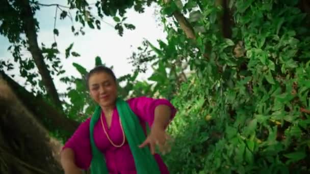 Балійська Жінка Рожевій Сукні Зеленій Спідниці Танцює Зеленим Шарфом Всередині — стокове відео