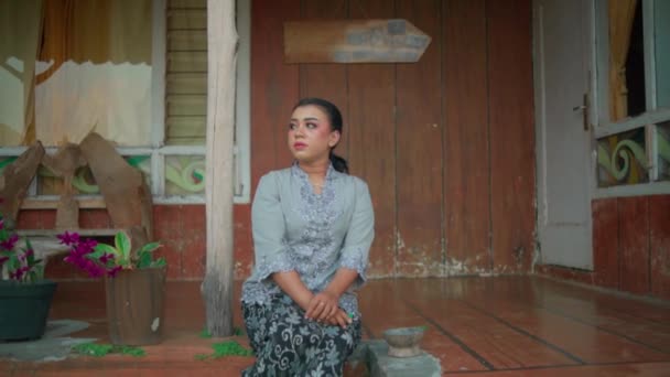 Ασιάτισσα Που Κάθεται Στο Μπροστινό Σπίτι Απολαμβάνοντας Χωριό Πρωί Φορώντας — Αρχείο Βίντεο