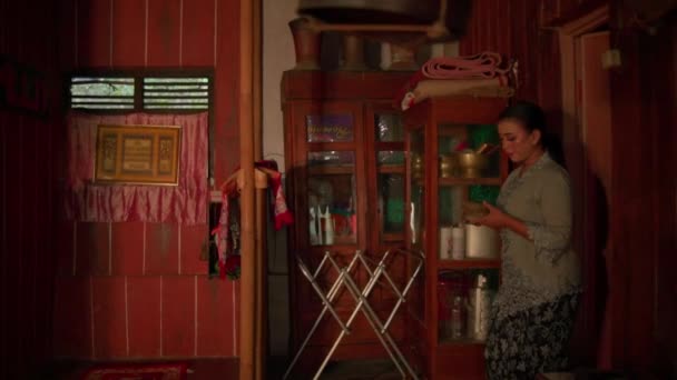Una Mujer Balinesa Con Vestido Gris Camina Por Cocina Dentro — Vídeo de stock