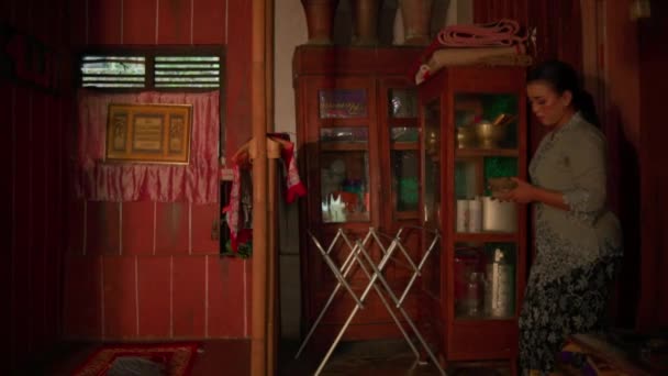 Balijka Szarej Sukience Przechadza Się Kuchni Domu Drewnianą Ścianą Tle — Wideo stockowe