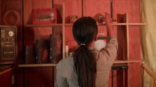 Asyalı Kadın Yine Ahşap Duvara Resim Çerçevesi Taktı Yüzünde Üzgün — Stok video