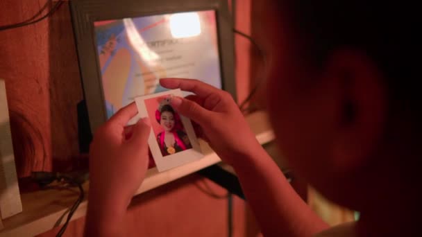 Indonesialainen Nainen Ottaa Kuvan Pitää Sitä Käsissään Nähdessään Onnelliset Kasvot — kuvapankkivideo