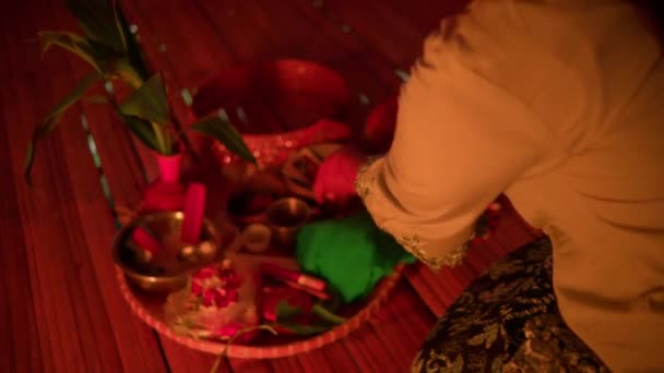 Індонезійські Жінки Готують Жертвоприношення Богу Ритуальній Формі Перед Молитвою Будинку — стокове відео