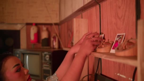 Endonezyalı Bir Kadın Fotoğrafı Çekip Elinde Tutarken Odasındaki Ahşap Duvarın — Stok video