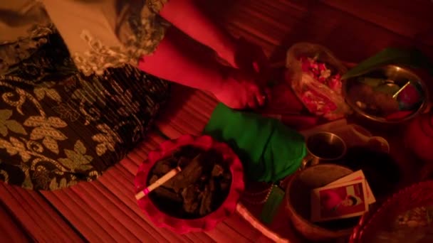 Индонезийские Женщины Готовят Подношения Бога Ритуальной Форме Перед Молитвой Доме — стоковое видео