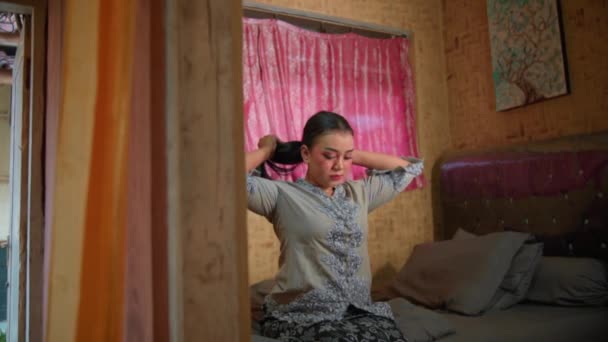 Mulheres Asiáticas Levantam Sua Cama Depois Dormir Muito Tempo Seu — Vídeo de Stock