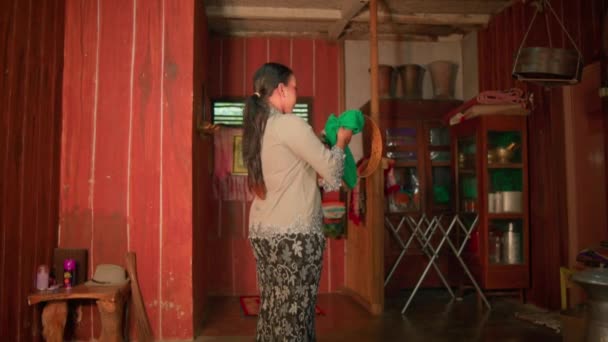 Asian Woman Walking Kitchen While Holding Green Scarf Golden Belt — 비디오