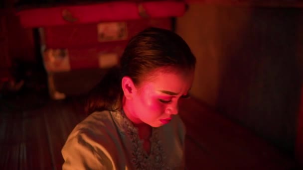 Endonezyalı Kadınlar Gece Evde Dua Etmeden Önce Tanrı Sundukları Sunumları — Stok video