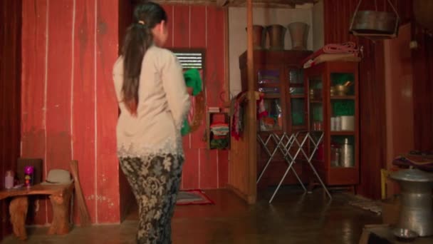 Asyalı Bir Kadın Elinde Yeşil Bir Eşarp Altın Kemerle Gün — Stok video