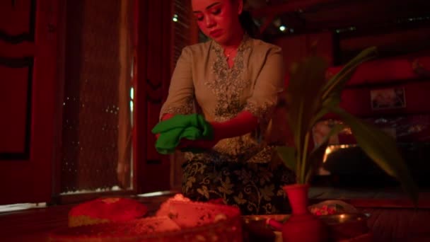 Javaneser Förbereder Den Gröna Halsduken För Kulturfestivalens Ritual Inne Byn — Stockvideo
