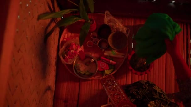 Mujer Balinesa Haciendo Ritual Con Las Ofrendas Canasta Madera Dentro — Vídeo de stock