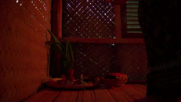 Балийская Женщина Проводит Ритуал Подношениями Деревянной Корзине Внутри Бамбукового Дома — стоковое видео