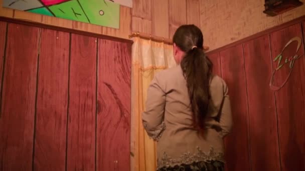 Smutna Azjatka Wchodzi Sypialni Żółtą Zasłoną Drewnianą Ścianą Tradycyjnej Szarej — Wideo stockowe