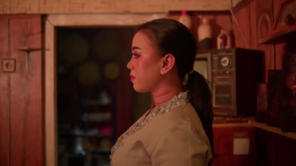 Smutná Asijská Žena Jde Ložnice Žlutou Oponou Dřevěnou Stěnou Zatímco — Stock video
