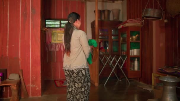 Asian Woman Walking Kitchen While Holding Green Scarf Golden Belt — 비디오