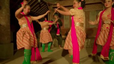 Cava kadınları, geleneksel dans festivalinde turuncu elbiseler ve yeşil eşarpla birlikte dans ederek yeni yılı kutluyorlar.