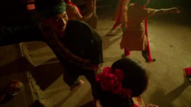 Cava kadınları, geleneksel dans festivalinde turuncu elbiseler ve yeşil eşarpla birlikte dans ederek yeni yılı kutluyorlar.
