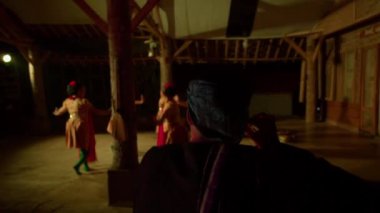 Bir adam, gece festivalde performans sergilerken sahnede seksi hareketlerle dans eden kadını görür.