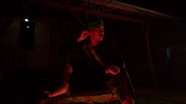 Bir Adam Gece Festivalde Performans Sergilerken Sahnede Seksi Hareketlerle Dans — Stok video