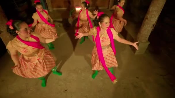 Balinese People Dance Together While Ritual Ceremony Begins Yellow Dress — Vídeo de Stock