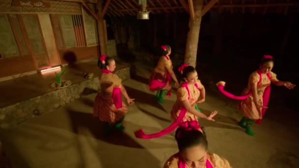 Balinese People Dance Together While Ritual Ceremony Begins Yellow Dress — Vídeo de Stock