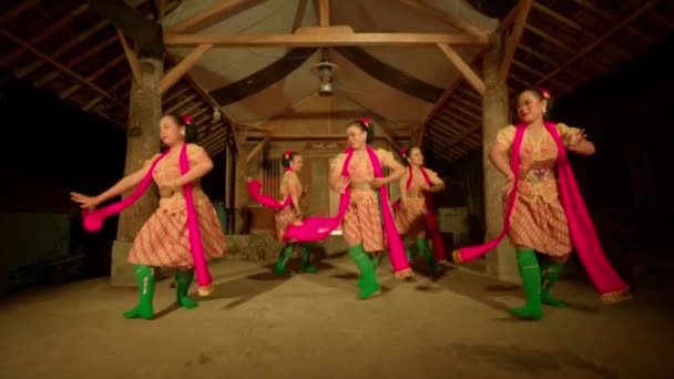 Indonesische Mensen Dansen Samen Geluk Warm Licht Oranje Jurk Hun — Stockvideo