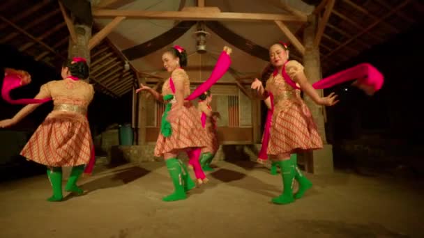 Indonéští Lidé Tančí Spolu Štěstí Teplém Osvětlení Oranžové Šaty Jejich — Stock video