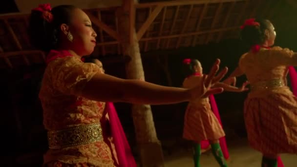 Indonéští Lidé Tančí Spolu Štěstí Teplém Osvětlení Oranžové Šaty Jejich — Stock video
