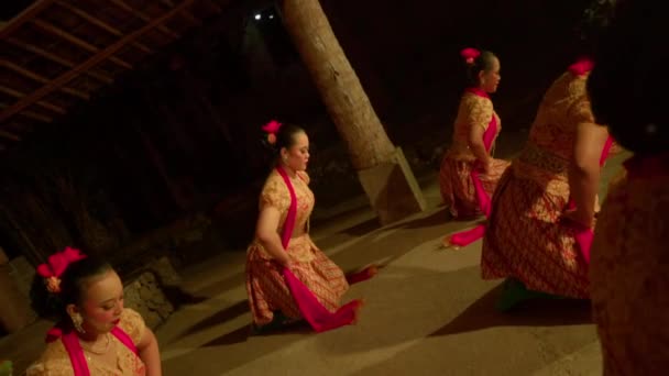 Javanilaiset Tanssivat Yhdessä Oranssissa Mekossa Vihreän Huivin Kanssa Kun Festivaali — kuvapankkivideo
