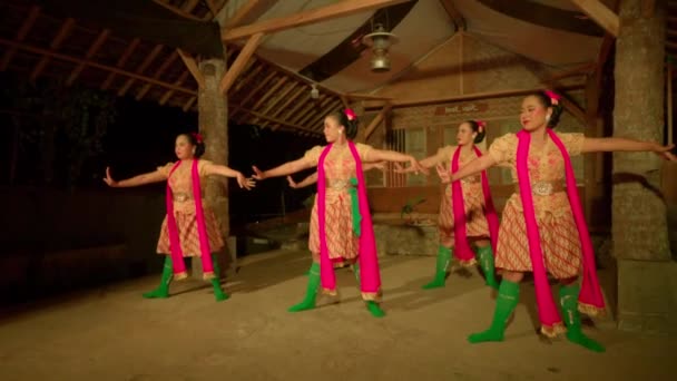 Javánci Spolu Tančí Oranžových Šatech Zelenou Šálou Zatímco Festival Začíná — Stock video