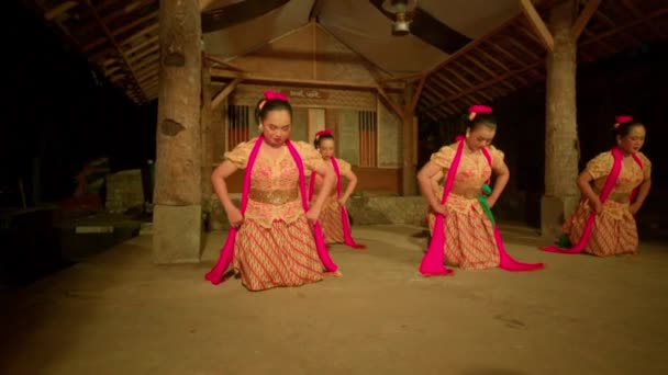 Javaneser Dansar Tillsammans Orange Klänning Med Grön Scarf Medan Festivalen — Stockvideo