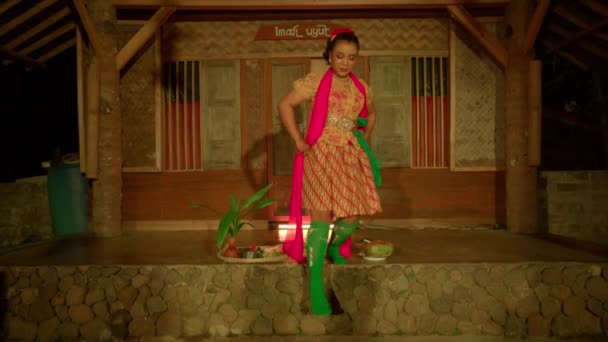 祭りで踊る前に インドネシアの女性は伝統的なダンス衣装と赤いスカーフでステージに歩いています — ストック動画