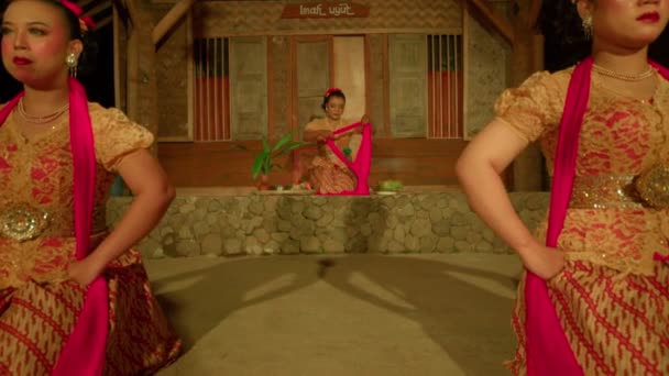 Индонезийская Женщина Выходит Сцену Традиционном Танцевальном Костюме Красном Шарфе Перед — стоковое видео