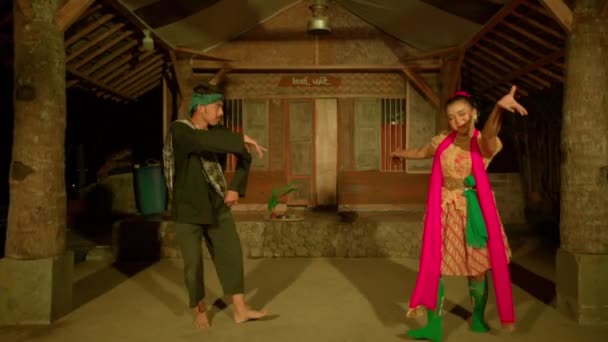 一对夫妇在村里的音乐节上表演传统舞蹈 在舞台上共舞 — 图库视频影像