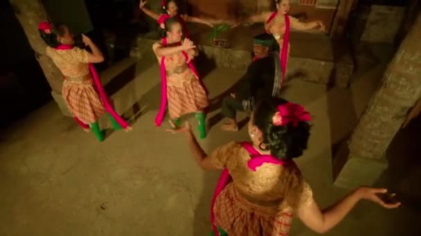 一群亚洲女人和一个穿着黑色衣服的男人一起在舞台上跳舞 同时在节日期间表演传统舞蹈 — 图库视频影像