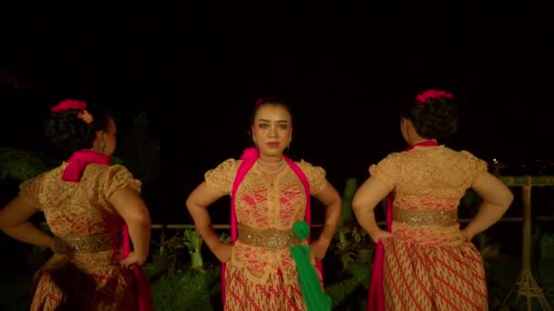 Grupp Javanesiska Dansare Står Tillsammans Innan Dansar Scenen Med Orange — Stockvideo