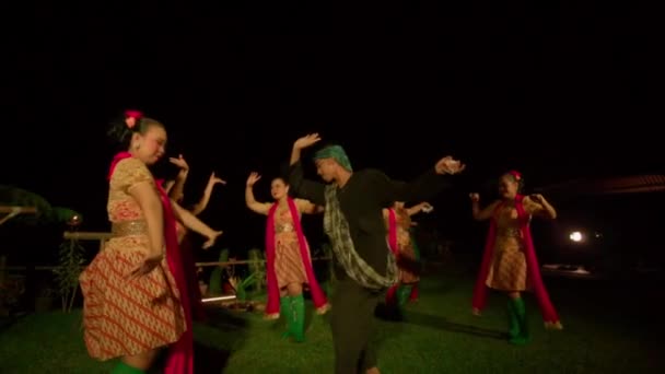 Balinesiska Kvinnor Firar Ritualceremonin Med Dans Medan Man Slösar Pengar — Stockvideo
