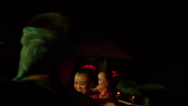 Balinesiska Kvinnor Firar Ritualceremonin Med Dans Medan Man Slösar Pengar — Stockvideo