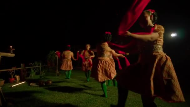 Balinesiska Människor Dansar Tillsammans Vid Traditionella Danstävlingar Med Glada Ansikten — Stockvideo