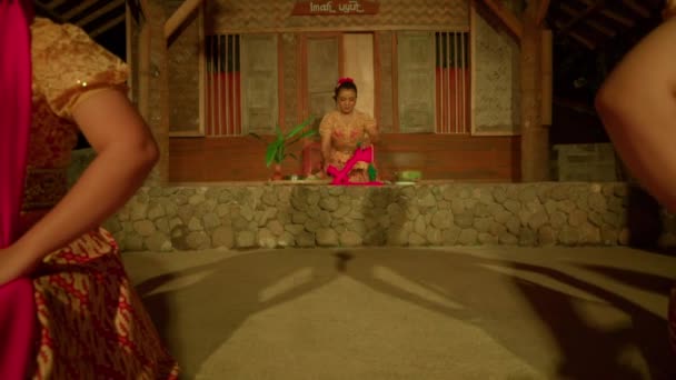 Індонезійка Йшла Сцену Традиційному Танцювальному Костюмі Червоному Шарфі Перш Ніж — стокове відео