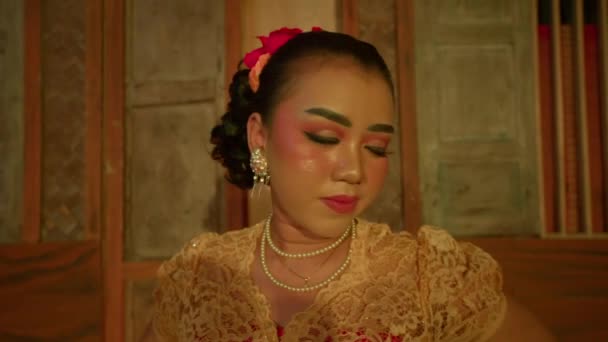 Vacker Asiatisk Kvinna Med Makeup Och Gul Klänning Tittar Kameran — Stockvideo