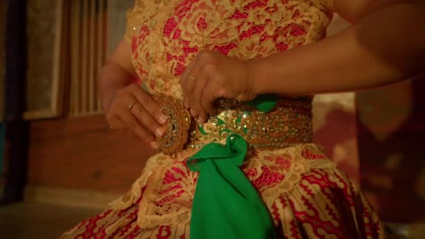 Ινδονησιακή Γυναίκα Φοράει Ένα Πράσινο Μαντήλι Στην Κοιλιά Της Ένα — Αρχείο Βίντεο
