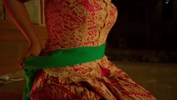 Indonesisk Kvinna Bär Grön Halsduk Magen Med Orange Klänning Kroppen — Stockvideo