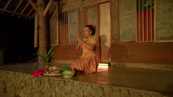Asian Woman Traditional Orange Dress Using Makeup Stage Ritual Dance — Vídeos de Stock