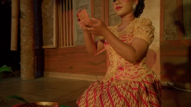 Asian Woman Traditional Orange Dress Using Makeup Stage Ritual Dance — Vídeo de stock