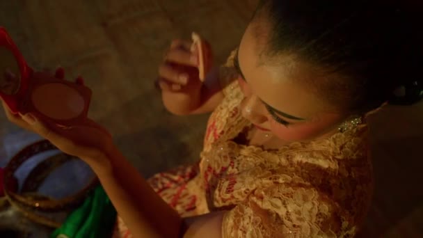 Asian Woman Traditional Orange Dress Using Makeup Stage Ritual Dance — Vídeo de stock